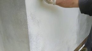 Грунтовка стен фасада кварцевым грунтом с помощью хоппера.