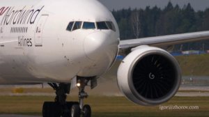 Боинг 777 авиакомпании “Северный ветер” крупным планом на рулении после приземления на ВПП 24R аэроп