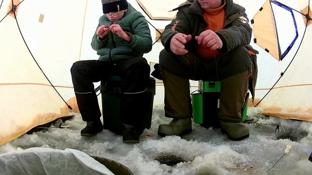 27.12.2020г. Рыбалка с сыном. "Шайба " в деле. Можайское водохранилище. смотреть онлайн