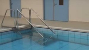 Специальная лестница для бассейнов с системой регулировки глубины (EWAC Medical)