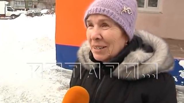 Автозаводский дворник не просто убирает снег, а создаёт картины на асфальте смотреть онлайн