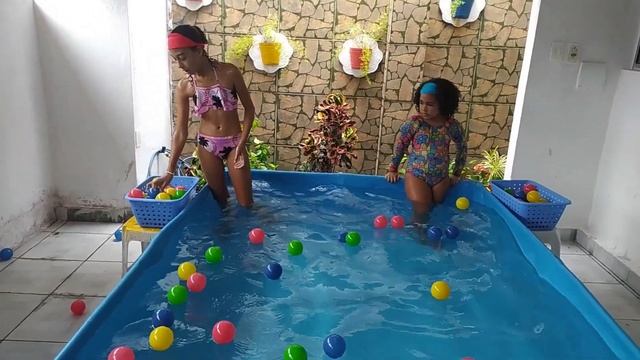 PISCINA: DESAFIO DAS BOLINHAS COLORIDAS смотреть онлайн