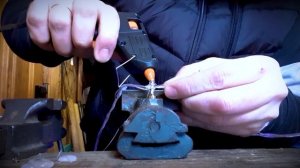 Как украсить фасад дома новогодней гирляндой?