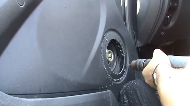 Установка стоковых решёточек динамиков. На Ладу Гранта. Просто. смотреть онлайн