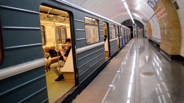 Поезд "81-717/714" на станции Окружная смотреть онлайн