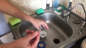 Установка сифона под мойку, который экономит место под мойкой.