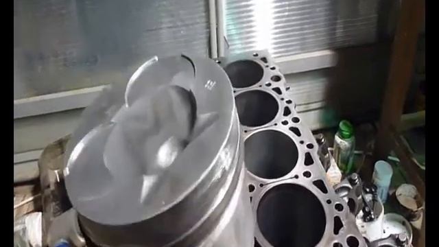 Загоняю поршня в блок простой приспособой ом 601 9# смотреть онлайн