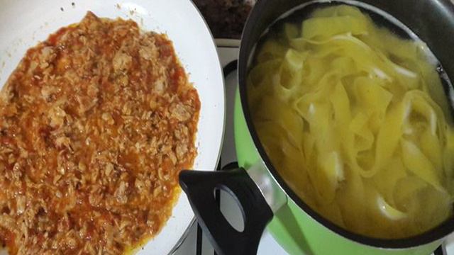 Папарделле с тунцом и томатным соусом