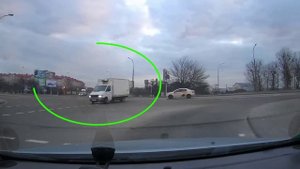 ? Проезд на светофор: основной красный с зеленой стрелкой в дополнительной секции. Частая ошибка.