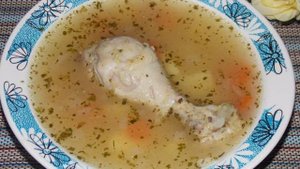 Суп с куриными голенями и пшеничной крупой в утятнице
