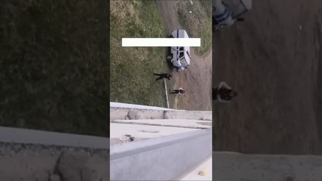 В новокузнецке полицейские застрелили мужика, который прыгал на них с ножом