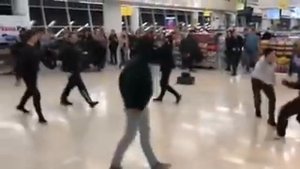 Артисты Одесского театра оперы и балета устроили танцевальный флешмоб в нью-йоркском аэропорту
