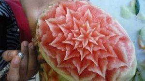 Вырезанные рисунки на арбузе.