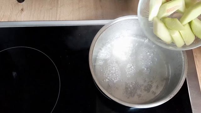 Спаржевый салат с  ревенём и клубникой и десерт из ревеня