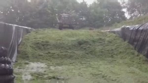 Фронтальный погрузчик в силосной траншее JCB 434S