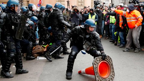 Полицейский застрелил темнокожего подростка в пригороде Парижа. Люди вышли на массовые протесты