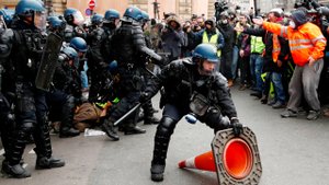 Полицейский застрелил темнокожего подростка в пригороде Парижа. Люди вышли на массовые протесты