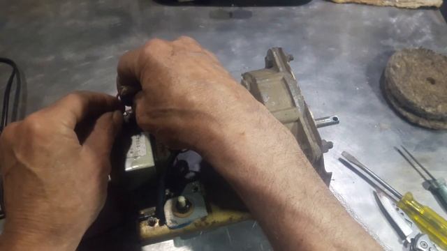 Не выбрасывай старый электро моторчик.Сделай полировочный станок... смотреть онлайн