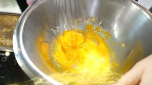 Диана и Рома играют с мамой и вместе готовят обед