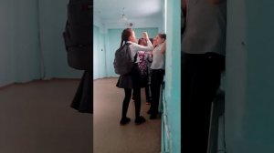 орущие девочки на перемене в школе