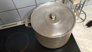 Тушенка в кастрюле на плите