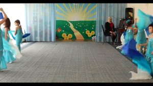 Dancing girls in kindergarten/Танец девочек в детском саду