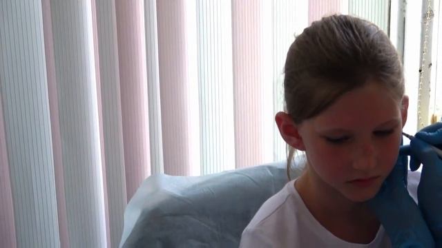 ПРОКАЛЫВАНИЕ УШЕЙ больно или нет? Ear piercing смотреть онлайн