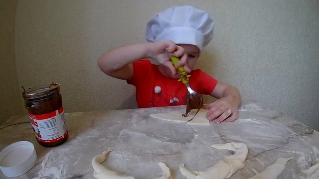 Катеринка готовит круассаны с шоколадом ! смотреть онлайн