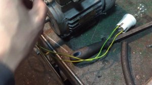 Асинхронный электродвигатель работает как генератор.