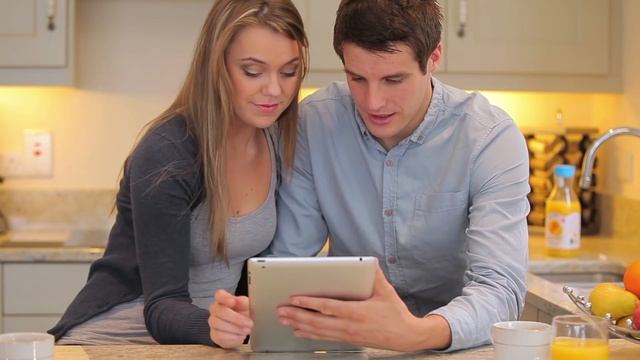 Крошечная собачка и голубь образуют невероятную дружбу смотреть онлайн