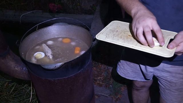 Похмельный куриный бульон с вареным яйцом в казане смотреть онлайн