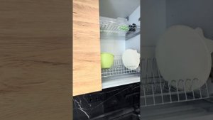 Популярный дизайн кухни серый графит и дерево.