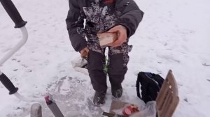 Сейчас Я ПАПКЕ ПОКАЖУ, КАК РЫБУ НАДО ЛОВИТЬ... Взял СЫНА на рыбалку. Ловим на жерлицы.