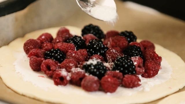 Простой Рецепт Песочного Пирога с Ревенем и Клубникой?Это Вкусно!