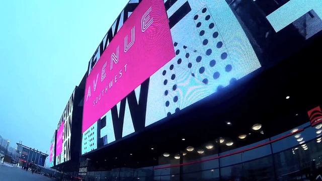 Гигантский монитор у метро Юго-Западная,  весьма впечатляет. Москва "Сегодня и сейчас" смотреть онлайн