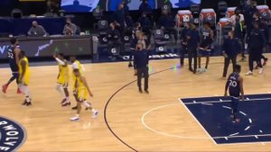 Стеф Карри забивает невероятный трехочковый