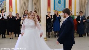 ТАНЕЦ НЕВЕСТЫ С БРАТОМ НА КАБАРДИНО-БАЛКАРСКОЙ СВАДЬБЕ В НАЛЬЧИКЕ (ВИДЕОСТУДИЯ "КАДР")