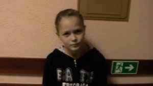 11 летняя девочка рассказывает судье о травме на уроке физкультуры