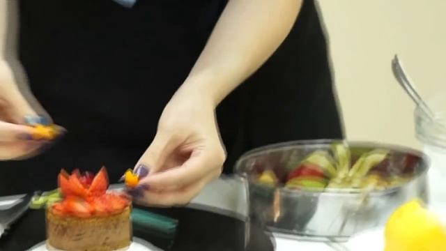 10й урок 'Печальная информация о фруктах на торте' от Наиры Сироян смотреть онлайн