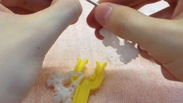 Снежинка из резинок на рогатке