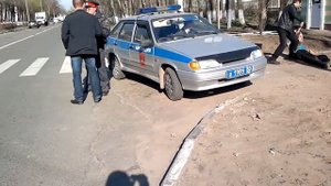 Пьяная блондинка за рулём!