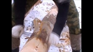 Рубка сруба снятие коры с дерева скобелем