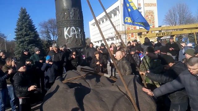 В Днепродзержинске снесли памятник Дзержинскому #3