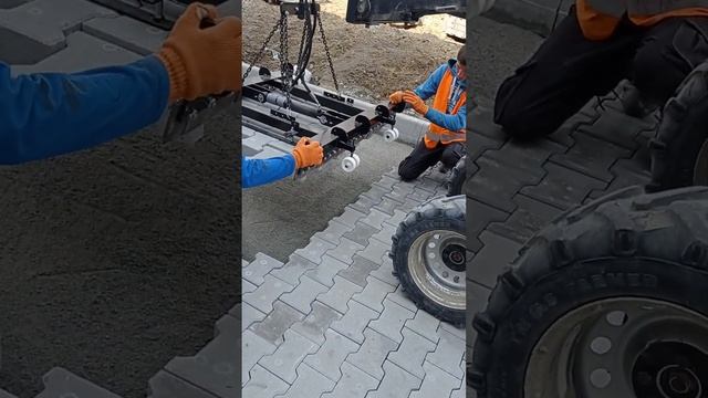 Укладка тротуарной плитки гидрозахватом марки brukkov смотреть онлайн