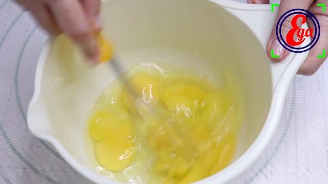 Нежный яичный рулет с паштетом из печени