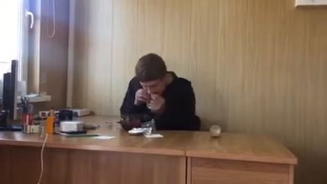 Максим готовит завтрак смотреть онлайн