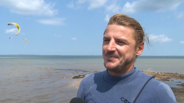 В честь Дня государственного флага РФ над Чёрным морем в Анапе подняли российские триколоры смотреть онлайн