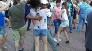 Сальса-опен-эйр у Андреевского моста в Парке Горького, бачата
