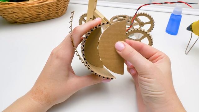 Забавный Робот - Доставщик Пиццы из Картона смотреть онлайн