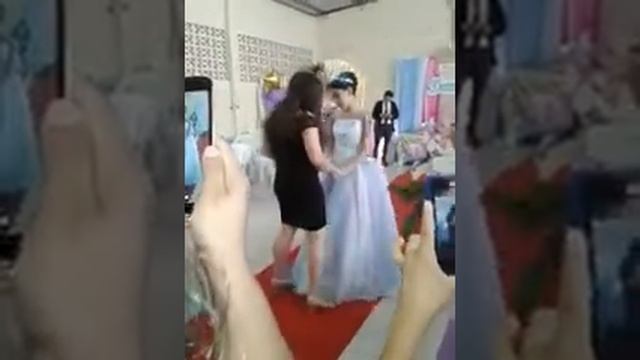 bailando el bals de sus 15 años con su mamá